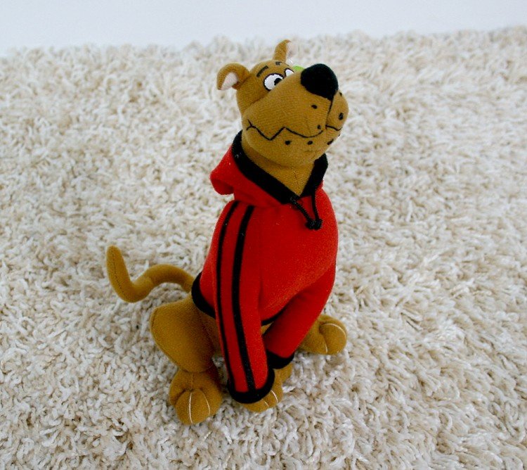Scooby Doo w czerwonym dresie - 20cm